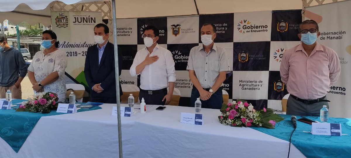 Agricultura_CZ4's tweet photo. BUENAS NOTICIAS  Con la presencia del @GoberManabi @juanfranciscoNH, realizamos la entrega de 61 títulos de tierras a productores rurales del cantón #Junín labor coordinada con el @GADJunin ahora con el documento podrán acceder a los beneficios que otorga el #GobiernoDelEncuentro https://t.co/6dxFTzPzYl