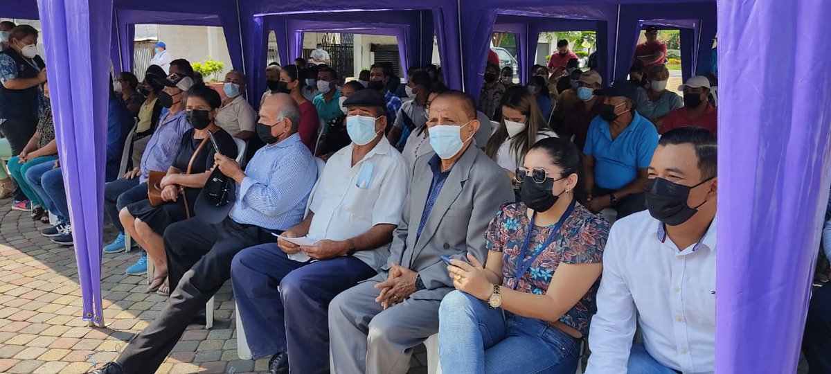 Agricultura_CZ4's tweet photo. BUENAS NOTICIAS  Con la presencia del @GoberManabi @juanfranciscoNH, realizamos la entrega de 61 títulos de tierras a productores rurales del cantón #Junín labor coordinada con el @GADJunin ahora con el documento podrán acceder a los beneficios que otorga el #GobiernoDelEncuentro https://t.co/6dxFTzPzYl