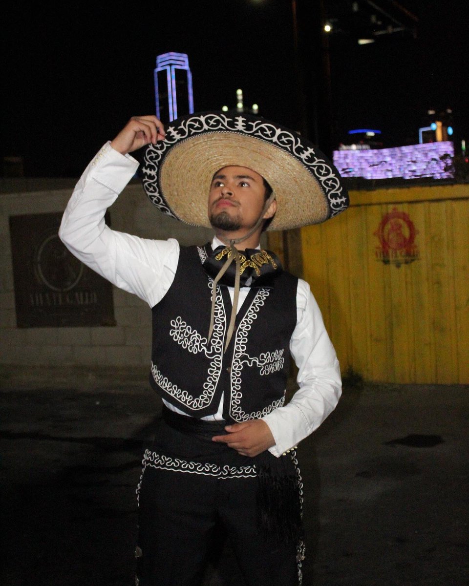 jxnioorr's tweet photo. I pray every night ‘cause
I live one hell of a life 🙏🏽⭐️
... @LETBF18
#thankYouGod #Letbf 💫#balletfolklorico #onehellofalife https://t.co/gJsjqvlrtd