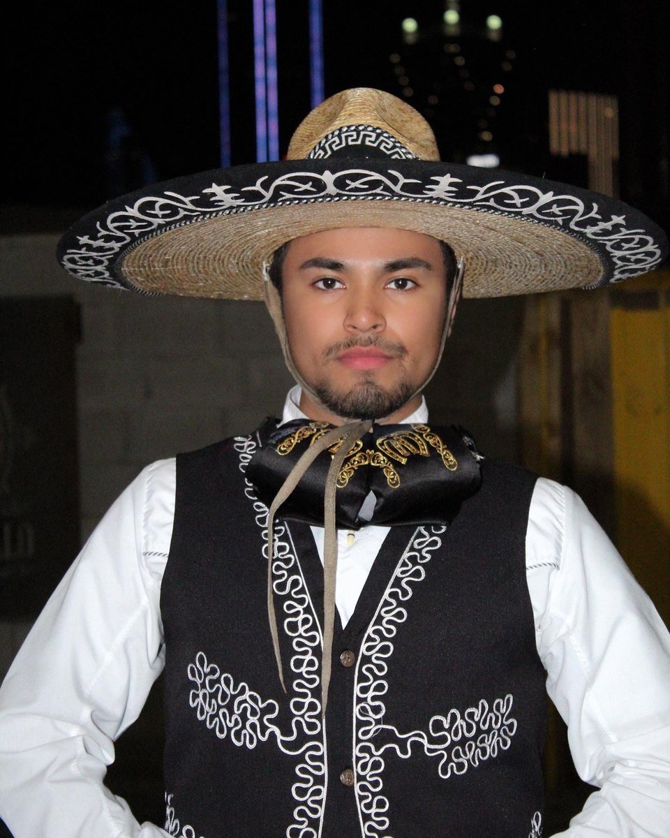 jxnioorr's tweet photo. I pray every night ‘cause
I live one hell of a life 🙏🏽⭐️
... @LETBF18
#thankYouGod #Letbf 💫#balletfolklorico #onehellofalife https://t.co/gJsjqvlrtd