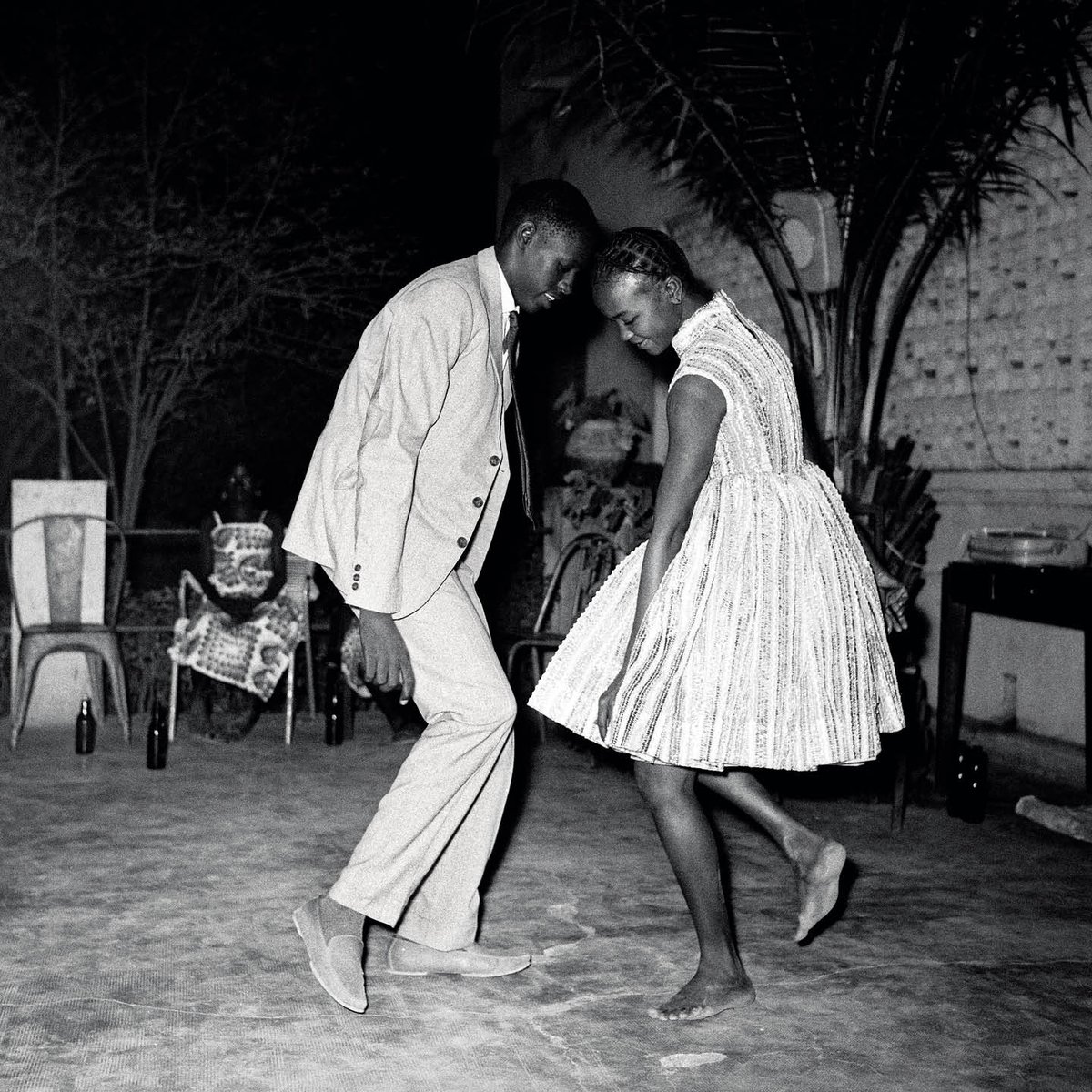 oxfordamerican's tweet photo. The Up South Music Issue includes stunning visual art, including an image by renowned photographer Malick Sidibé. Sidibé is featured in @Phaidon's African Artists: From 1882 to Now, out now!

Pre-order the issue: https://t.co/SZP8w1alwQ

Explore the book: https://t.co/DKxMQrBnCL https://t.co/Ua3P5JIfZg