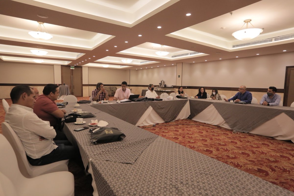 FCARMNacional's tweet photo. Previo a la #AsambleaNacional110 de @FCARMNacional se llevó acabo la reunión con los presidentes de la #R1 convocada por el Arq. Juan Alberto Carmona González, vicepresidente de la región I de la FCARM para la elección del Consejero Regional #CONARC. https://t.co/yhXeBeV1ma