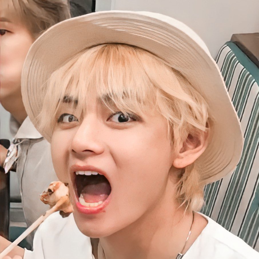 forvthv's tweet photo. ¡ cocinando con tae ! 🥖
           
                 by @streamingfortae

방탄소년단 뷔 #방탄소년단뷔 #뷔  #BTSV @BTS_twt https://t.co/yh73MNZIFl