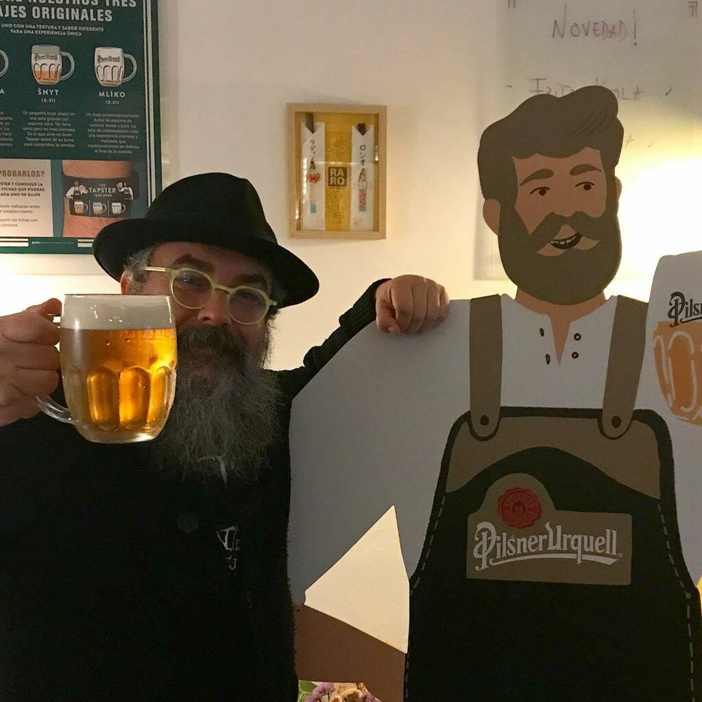 Gaudint d’una gerra de cervesa <a href="/pilsnerurquell/">Pilsner Urquell</a> tirada a la Hladinka! Dels tres dits d’escuma en queden dos…

#beer #pilsnerurquell <a href="/pilsner_es/">Pilsner Urquell ES</a> instagr.am/p/CWoaleDK5Iv/