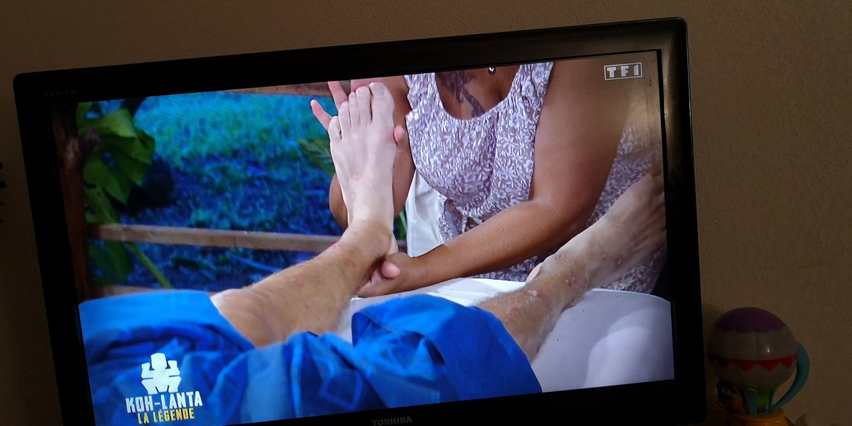 rbToulousain's tweet photo. Je sais pas vous mais moi j'ai trouvé la masseuse Kathy très peu vêtu je soupçonne un massage approfondi 😂 #KohLantaLaLegende #KohLanta2021 @ClaudeKohIanta https://t.co/QtjRlWlYN3