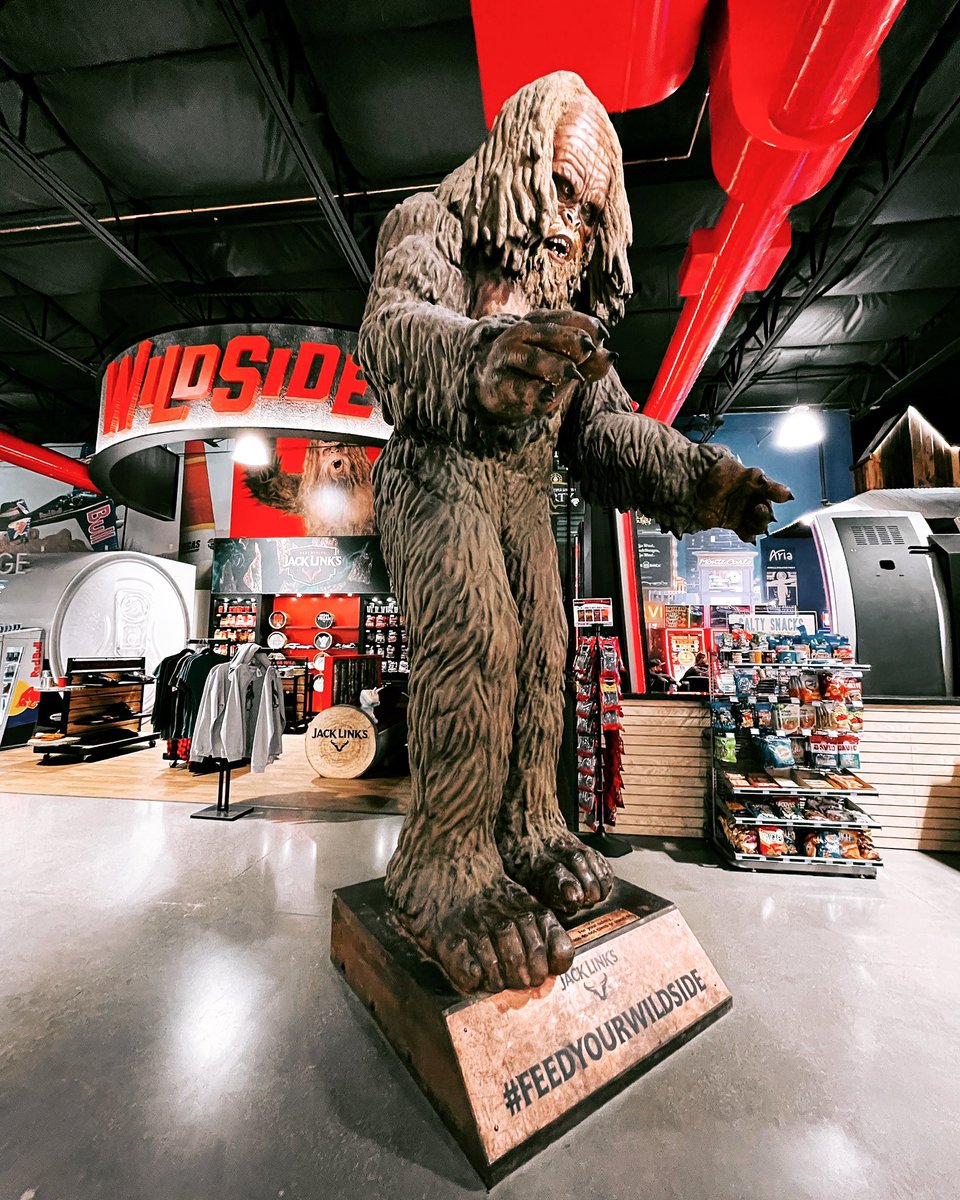 nomansridge's tweet photo. Vegas has a Bigfoot.

#Bigfoot #Horror https://t.co/KY4dS7g1Cu