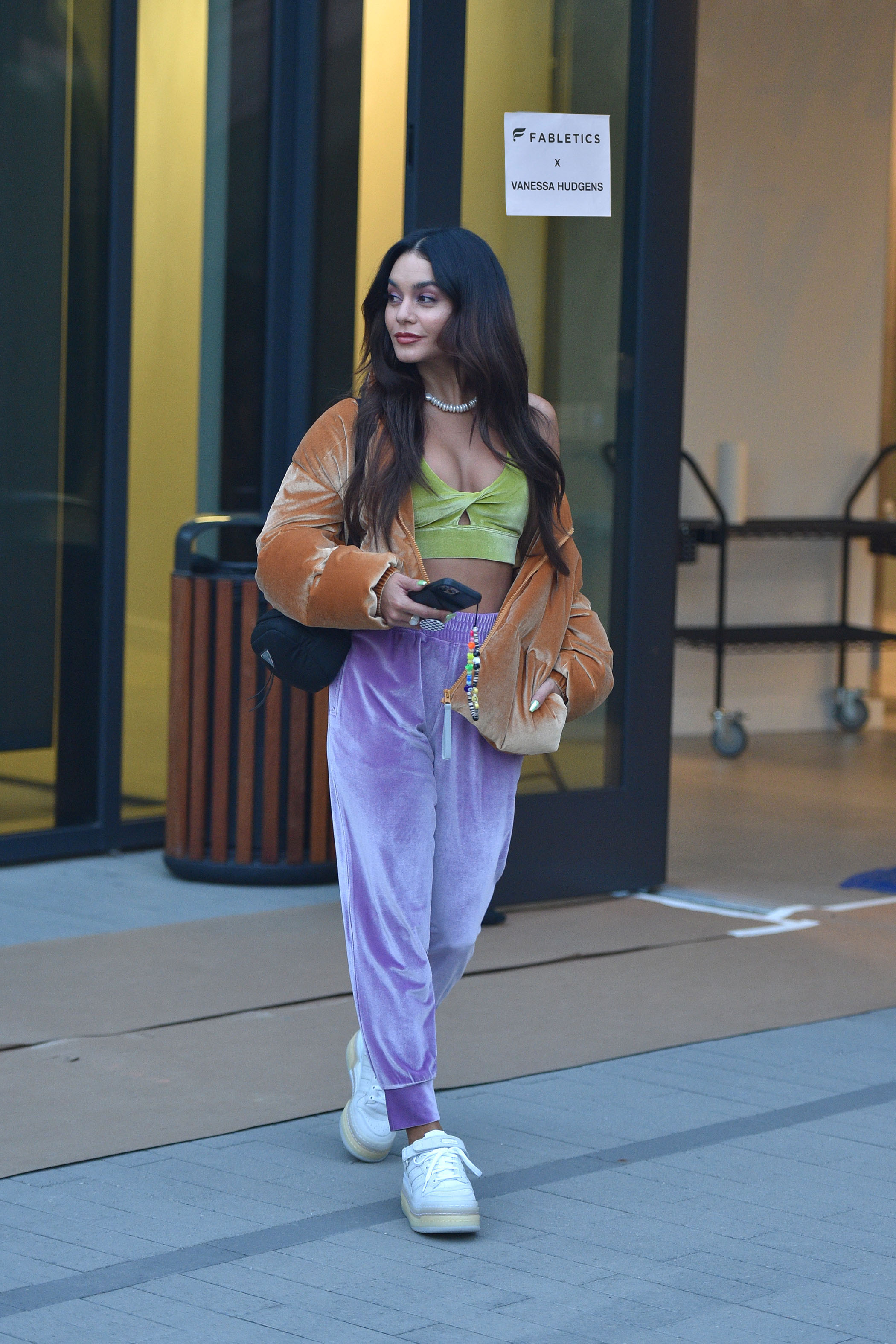 Vanessa Hudgens Brasil • FanAccount on X: 23.11.2021  Vanessa Hudgens foi  vista enquanto deixava um estúdio após fazer um photoshoot para a marca de  roupas fitness @Fabletics, na qual lançará uma