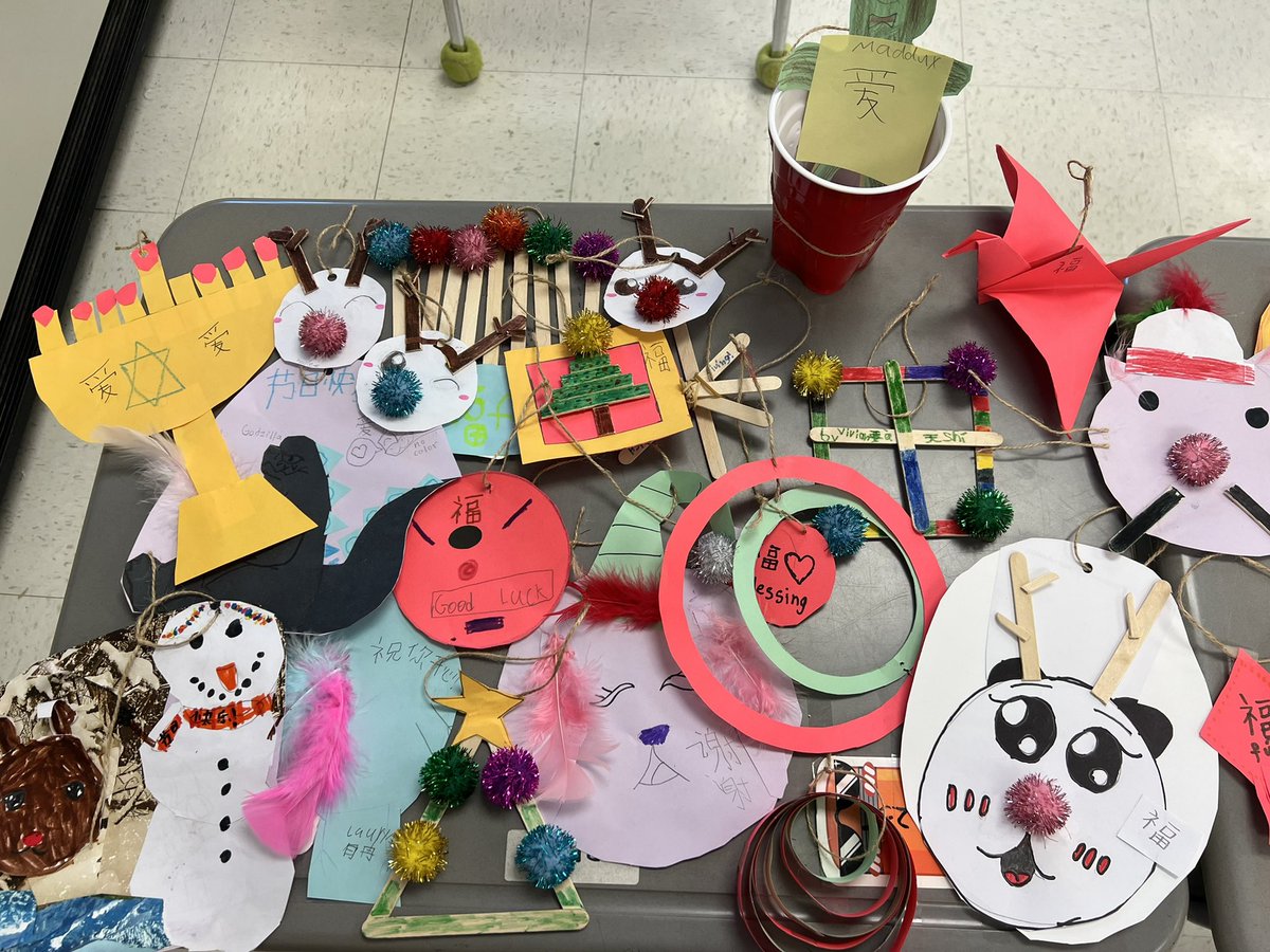 Having a fun and creative time making ornaments for our Chinese Immersion tree!<a href="/chinese_council/">Barrington 220 Chinese Immersion Council</a> <a href="/korb_micah/">Micah Korb</a> <a href="/CountrysideD220/">Countryside Elementary</a> @chinese_council