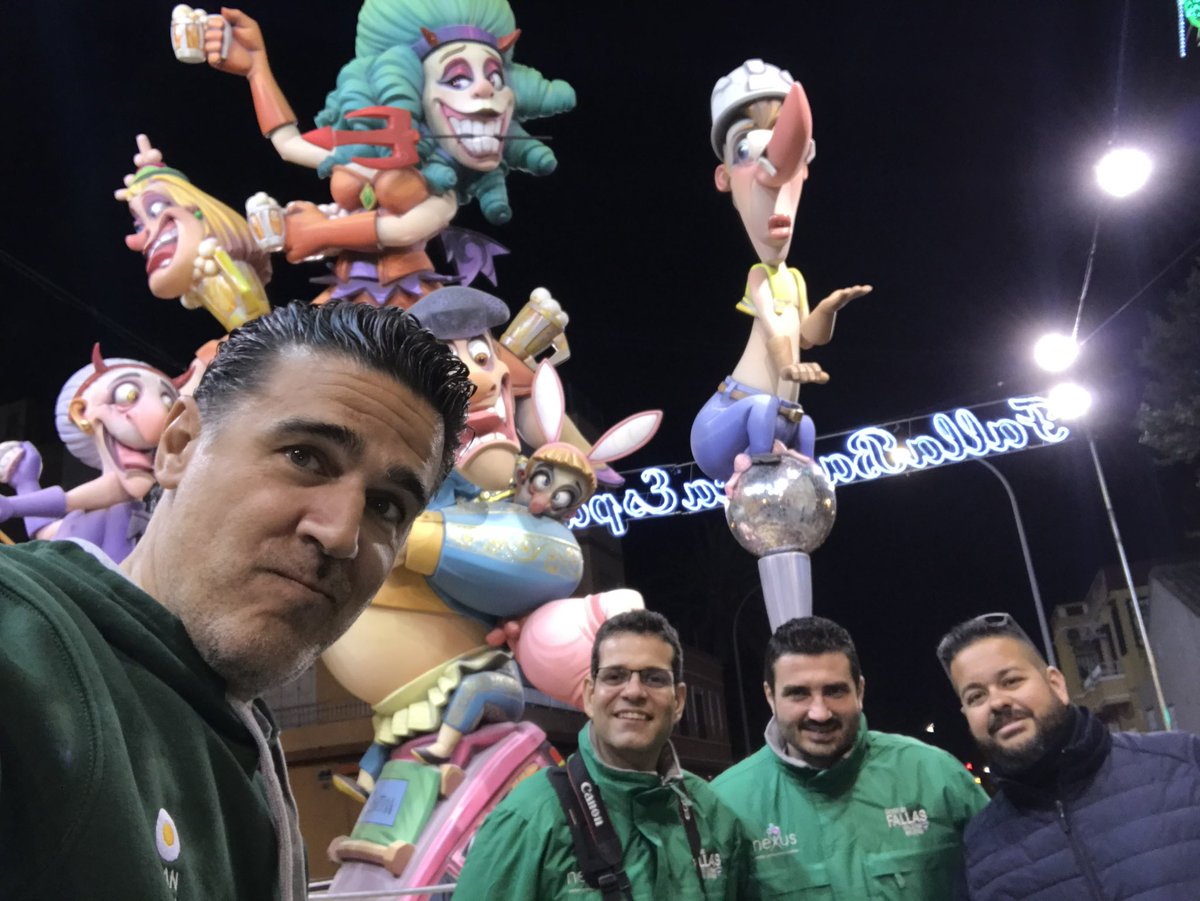 30/365.En nuestro 25 aniversario te recordamos  25 años de Gente de Fallas con una Foto día. Está con amigos, porque las rondas con amigos molan más. 
#fallas #falles #radio #25 #aniversario #gentedefallas #photo #recuerdos #programa #historia