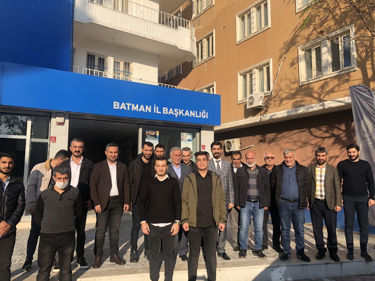 Akraba ve aile dostlarımız Akbulut ailesi İl Başkanlık binasına bizi ziyarete geldi. Ailenin her bir ferdine nazik ziyareti ve destekleri için teşekkür ederim.