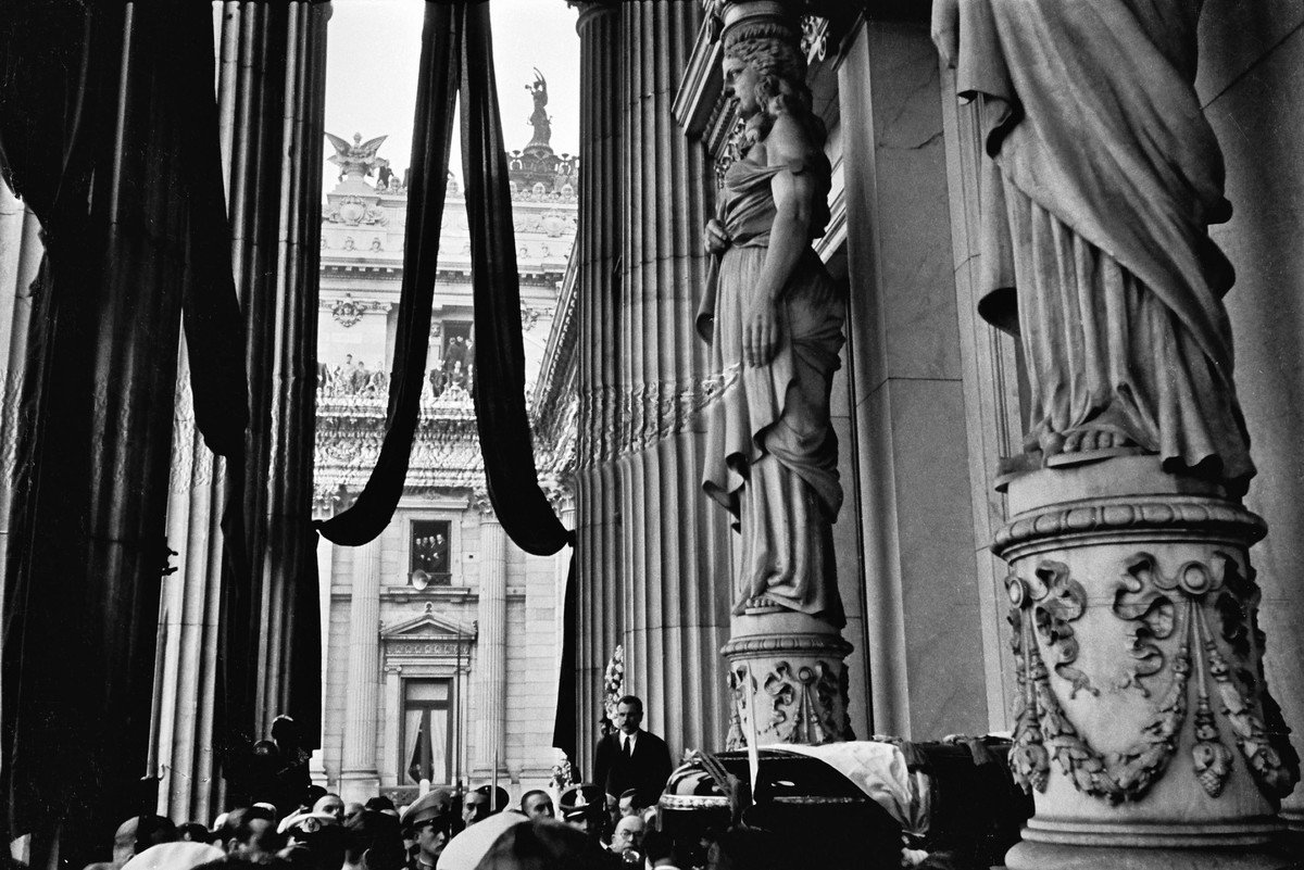 EL SECUESTRO DEL CADÁVER  de #EvaPerón: 

El 22 de noviembre de 1955, por orden del general Pedro Eugenio #Aramburu, el jefe de la inteligencia militar (SIE) ingresó con un grupo de oficiales a la CGT, y robaron el cadáver de #Evita.