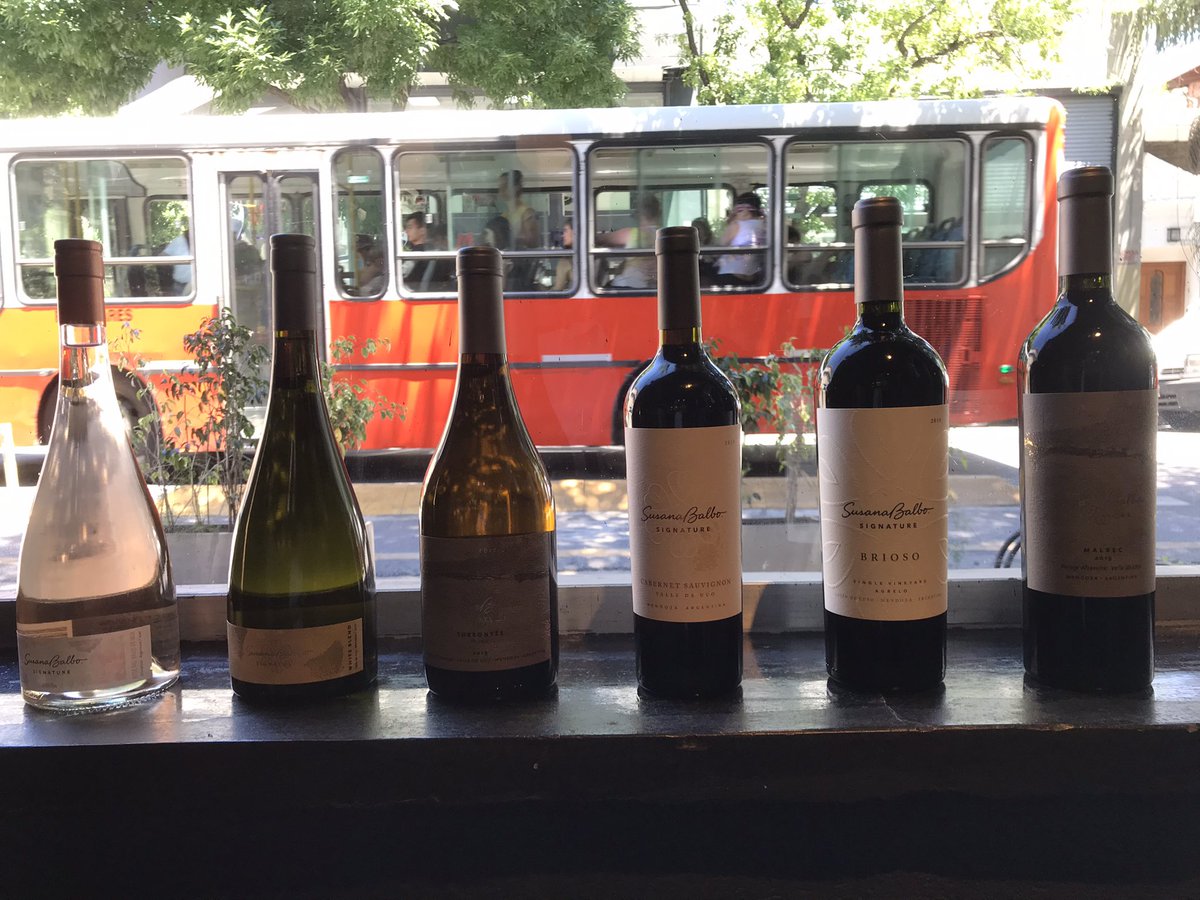 angelyvino's tweet photo. Las nuevas añadas y etiquetas de @sbalbowines Signature muestran la esencia de una bodega centrada en el coraje, la calidad, el compromiso y el amor por el vino. Los probamos junto a @analovaglio @susubalbo y el enólogo Gustavo Bertagna en Julia Restaurante https://t.co/pxf6byeo33