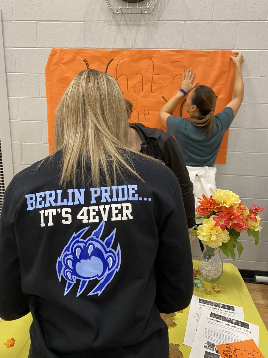 Todd_spinner's tweet photo. The class of 2022 celebrated the afternoon together. Food, fellowship, class picture, notes of thanks and the alma mater shoulder to shoulder!!  #family🐻✔️🍗
@obhsclassof22 @BerlinBears_SS @ObhsStudent @MainObhs @obhsstudentnews @OBHSstudentC https://t.co/7sY3x6YnLt