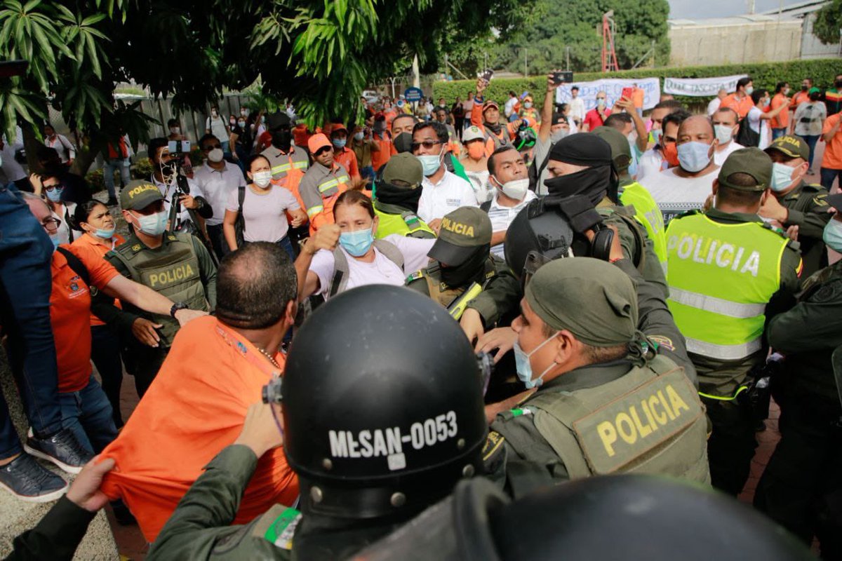 ¡INDIGNANTE!
En #SantaMarta : Salvaje ataque de la Policía a empleados de #Essmar .
Para más información ingresa a nuestro link ⬇️

diariolalibertad.com/sitio/2021/11/…