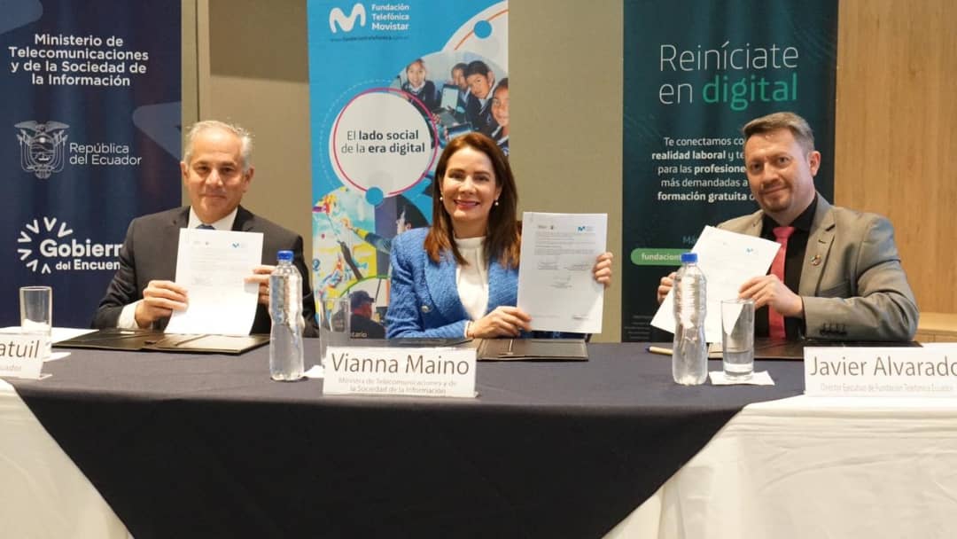 Telecom_Ec's tweet photo. La ministra @vmaino, junto con @LuisBenatuilV y @Javi_AlvaradoLl de @TelefonicaEC firmaron un Convenio de cooperación en temas de empleabilidad e innovación. Además, se brindará capacitaciones con el Programa Conecta Empleo para el desarrollo de competencias digitales. https://t.co/LqBDMi0NzV