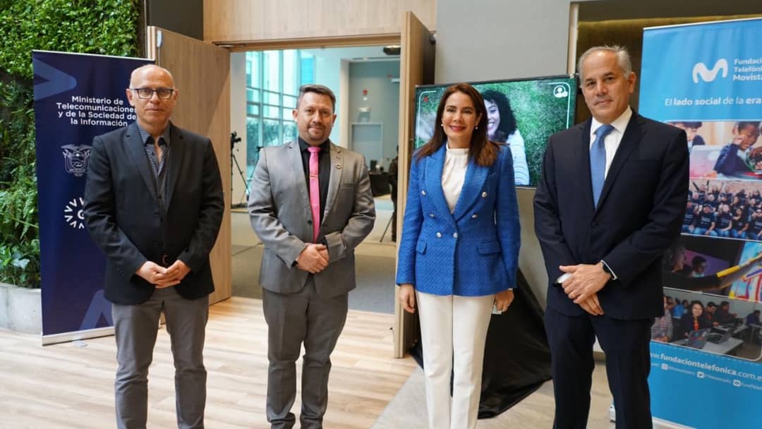 Telecom_Ec's tweet photo. La ministra @vmaino, junto con @LuisBenatuilV y @Javi_AlvaradoLl de @TelefonicaEC firmaron un Convenio de cooperación en temas de empleabilidad e innovación. Además, se brindará capacitaciones con el Programa Conecta Empleo para el desarrollo de competencias digitales. https://t.co/LqBDMi0NzV