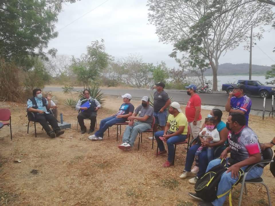 MAE_Zonal5's tweet photo. #NuestrosGuardaparques del Área Nacional de Recreación #ParqueLago se reunieron con @IpiapEcuador y pescadores artesanales de San Pedro de Chongón y casas viejas, para tratar sobre los aspectos biológicos, pesqueros y la problemática de la especie introducida (Arapaima gigas). https://t.co/zhJqA3pD8f