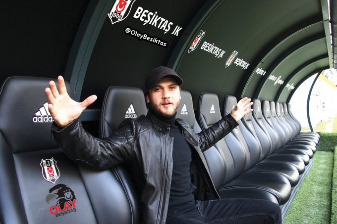 OlayBesiktas's tweet photo. Aras Bulut İynemli “Benim Beşiktaş ile ilgili çok sevdiğim bir söz var. ‘Biz yendikçe sevgimiz, kaybettikçe sadakatimiz artar’ yani böyle bir şey benim anlayışım. Ben yeniyor, yeniliyor diye tutmuyorum bu takımı zaten. Aşk yani BeşiktAŞK...” https://t.co/y97RNVMtqR
