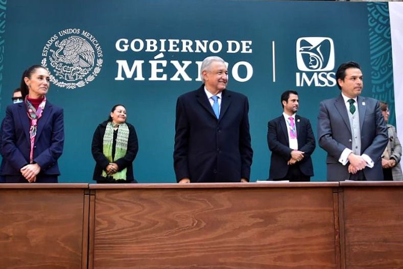 martibatres's tweet photo. Ante el Presidente @lopezobrador_ y la Jefa de Gobierno @Claudiashein, @zoerobledo  informó sobre el enorme fortalecimiento que ha tenido @Tu_IMSS en este sexenio con los aumentos salariales, la reforma contra el outsourcing, la contratación de médicos y los nuevos hospitales. https://t.co/7AgnzSAMvV