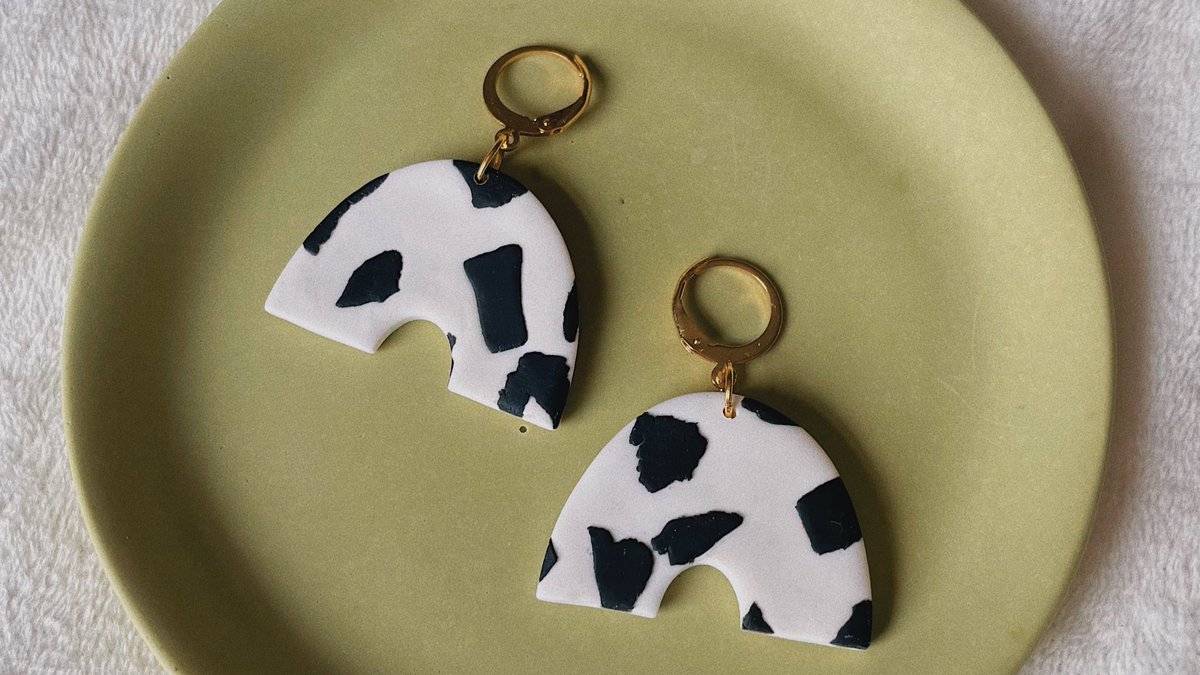 whimsycrystals's tweet photo. get yourself some cowprint earrings for 20% OFF using code BLACKFRIDAY at checkout 🖤🐮 https://t.co/AyZFbGvsOK