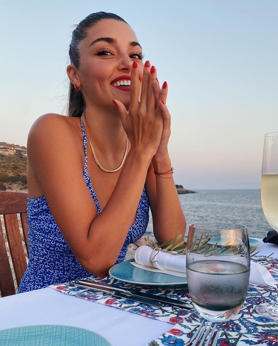 Yepyship's tweet photo. Ser de luz y corazón noble, sensible y empática, bella por dentro y por fuera, amante de los animales y la naturaleza.
Gracias por tanto Handemyy que milagro que existas 🤍 
te celebro 🥂🍾🥳🎂
#HappyBirthdayHandeErçel https://t.co/YqeygLPw9u