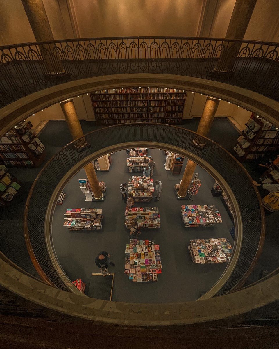 nikoIaiswife's tweet image. look at the photos I took today!! my city has the pretties bookshop of the world 🥰