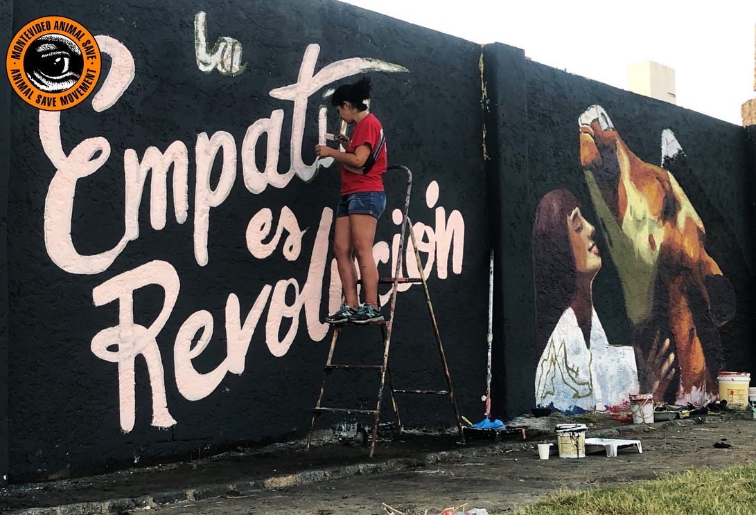 MVDAnimalSave's tweet image. Veníamos pensando en este proyecto y queriéndolo desde hace más de un año… pero las cosas tenían que darse en el momento justo y ese momento fue ayer.

Esta hermosa intervención artística logró transmitir emocionante y perfectamente lo que buscábamos; la empatía no es debilidad.