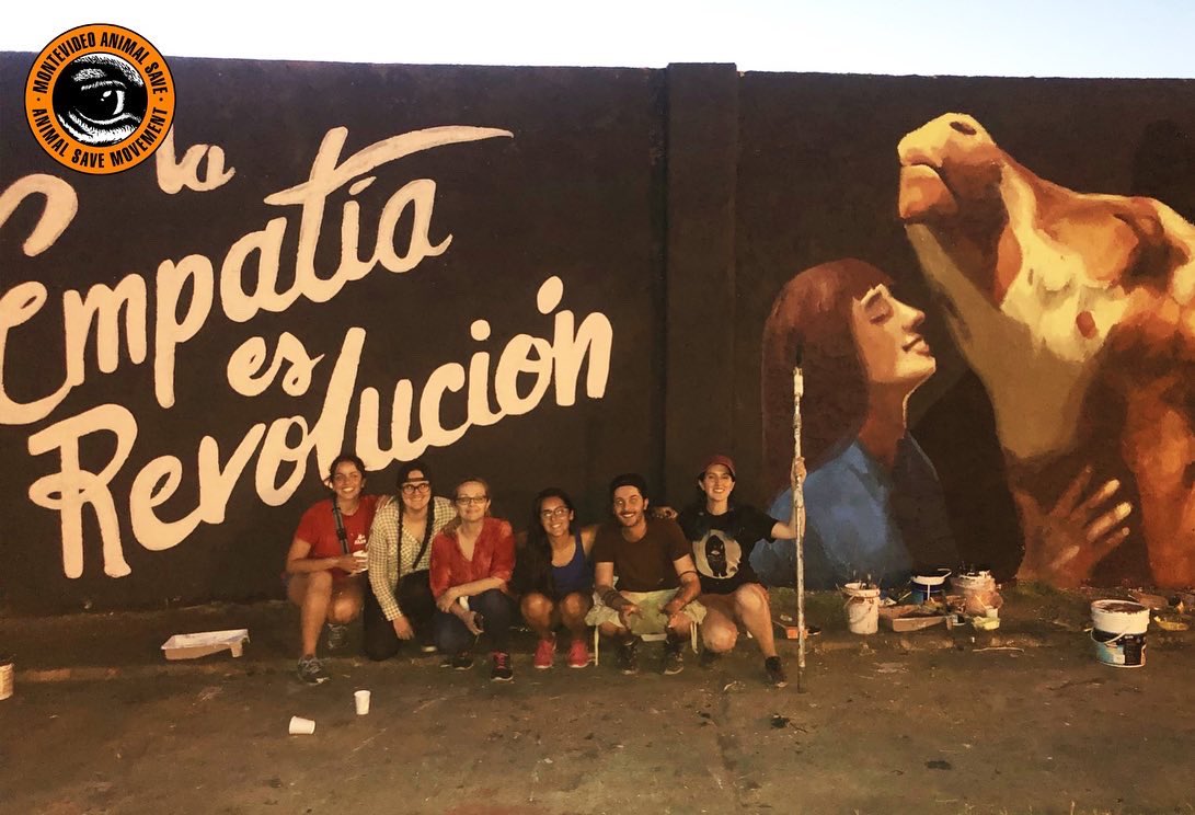 MVDAnimalSave's tweet image. Veníamos pensando en este proyecto y queriéndolo desde hace más de un año… pero las cosas tenían que darse en el momento justo y ese momento fue ayer.

Esta hermosa intervención artística logró transmitir emocionante y perfectamente lo que buscábamos; la empatía no es debilidad.