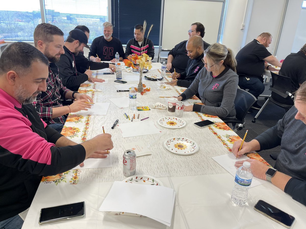 MichelleVega2's tweet image. Such a great time hosting the Thanksgiving lunch with the three Chicago markets. Yes, you’re seeing them drawing their hand turkeys! #gratitude #MidwestMagic @mariajimenezz4 @AngelGomez143 @asadirfan @RJGomezIII