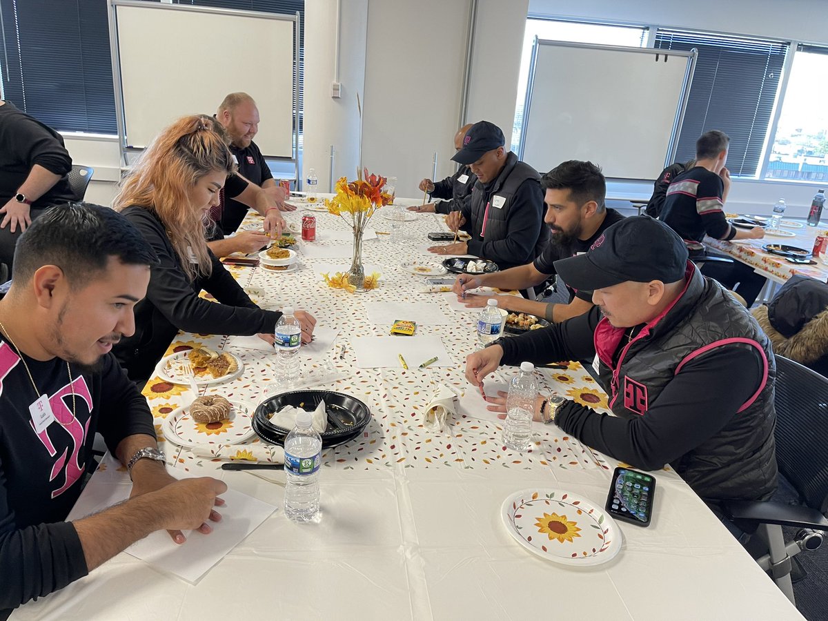 MichelleVega2's tweet image. Such a great time hosting the Thanksgiving lunch with the three Chicago markets. Yes, you’re seeing them drawing their hand turkeys! #gratitude #MidwestMagic @mariajimenezz4 @AngelGomez143 @asadirfan @RJGomezIII