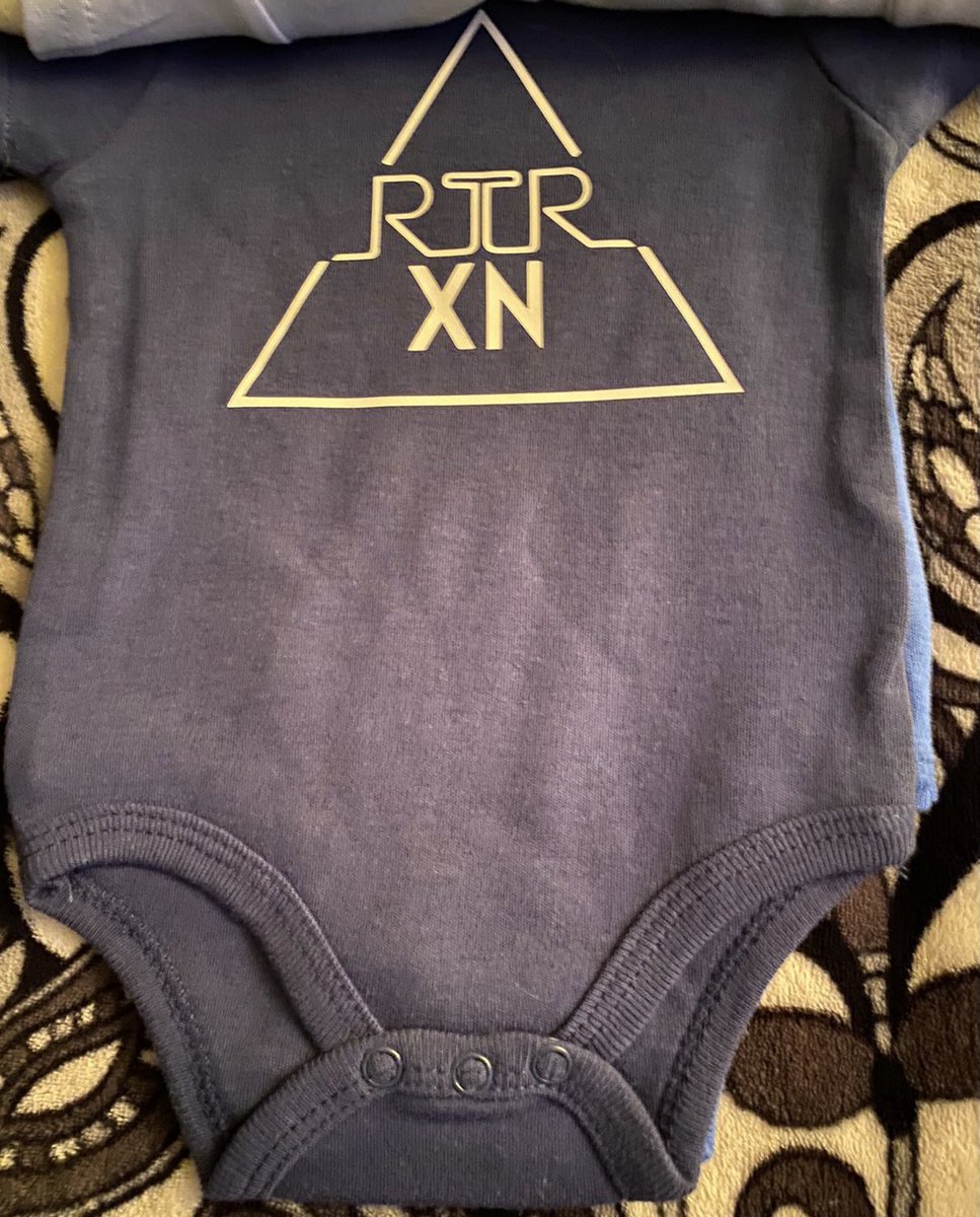 Con mucho cariño y deseo esperamos la llegada del sexto integrante de RTRXN, Draco ya tiene outfit listo para seguir con los conciertos.
Las nuevas generaciones son esperanza y por ahora Noel y Draco llevan todo nuestro amor por ser miembros de la familia RTRXN