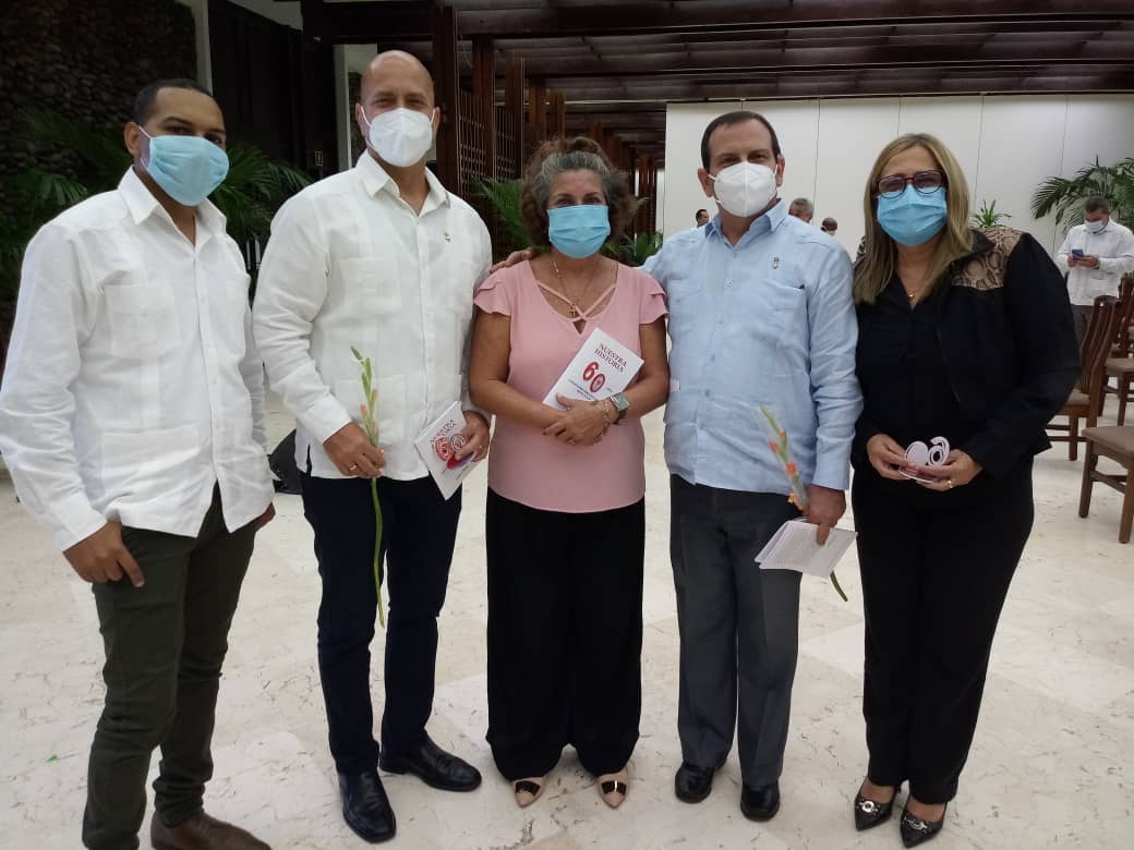 En acto político y cultural, entrega del sello #60aniversarioDelSntap a la Cra. <a href="/MarielaMarronF/">Mariela Marrón</a>, 
Especialista de la Dirección de Informatización de <a href="/finanzasprecios/">Ministerio de Finanzas y Precios Cuba</a>, felicidades de todo el colectivo de trabajadores de #FinanzasyPrecios #CubaVive 🇨🇺