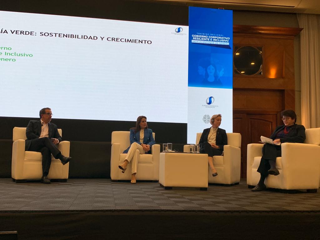 superbancosEC's tweet photo. 🔵🟢En el #TrainingRegional se desarrolló la mesa de 🗣 "Cómo Integrar las #FinanzasVerdesInclusivas en las Políticas Públicas", con la participación:
🔹@GustavoManriq_M, @Ambiente_Ec
🔹@vmaino, @Telecom_Ec
🔹@Rosamatguerrero, #SuperBancosEC
🔹@johannanyman, @NewsAFI https://t.co/ov3KedilZR