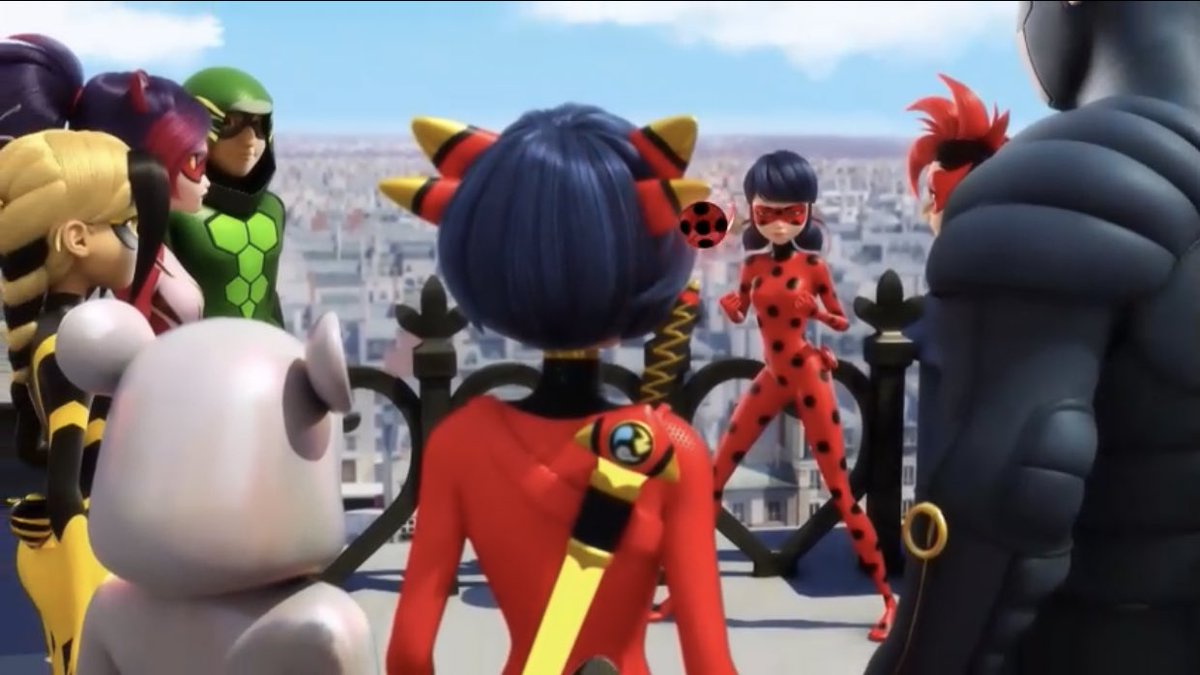 chile_mlb's tweet photo. #MLBS4Spoiler #MLS4Spoiler

Mundo Gloob ha compartido una nueva Alerta Miraculous!!

En esta se puede ver al equipo de superhéroes reunidos, incluyendo a nuevos portadores. 

#MiraculousLadybugSeason4 https://t.co/awBWXWu62f