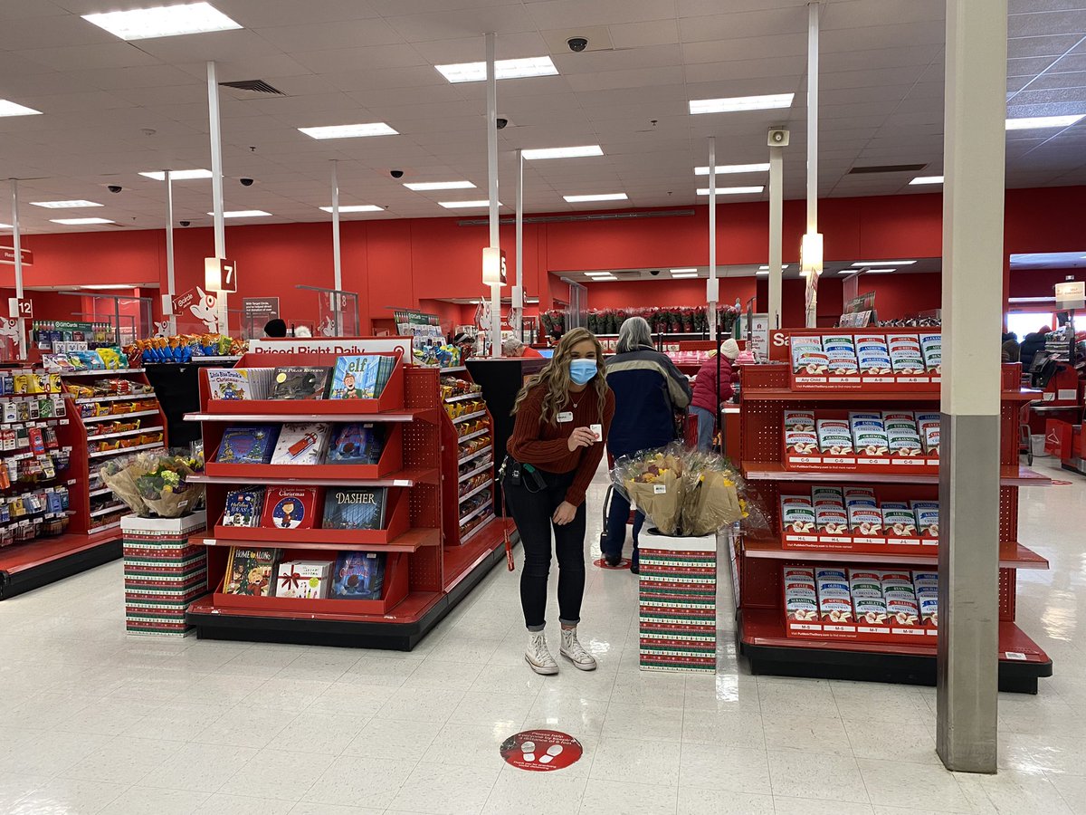 Kudos to 🎯 T0082 service and engagement team!ready to bring joy to our guest and not only by creating amazing experiences but by having a great looking front end! 

#worksomewhereyoulove
#R100cares
#wearetarget
 #engagement #team #kudos