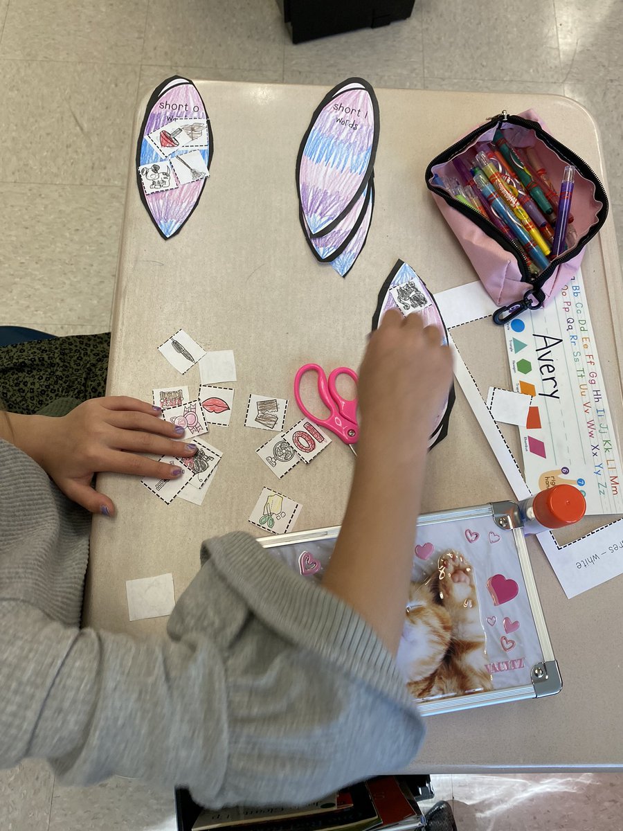 MdevlinCBSD's tweet image. Sorting our short vowel sounds while keeping our excitement about Thanksgiving! #HappyThanksgiving @CBGrovelandEl