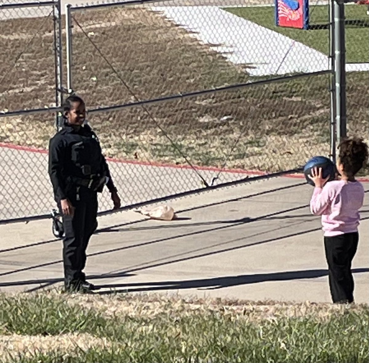 WichitaPolice's tweet photo. Today the Domestic Violence Intervention and Reduction Team (DIVRT) responded to a domestic violence situation in Wichita and helped ease the situation with a child involved in an intense situation.
#wpdcares #partnerships #communitypolicing https://t.co/5XejPViHF6