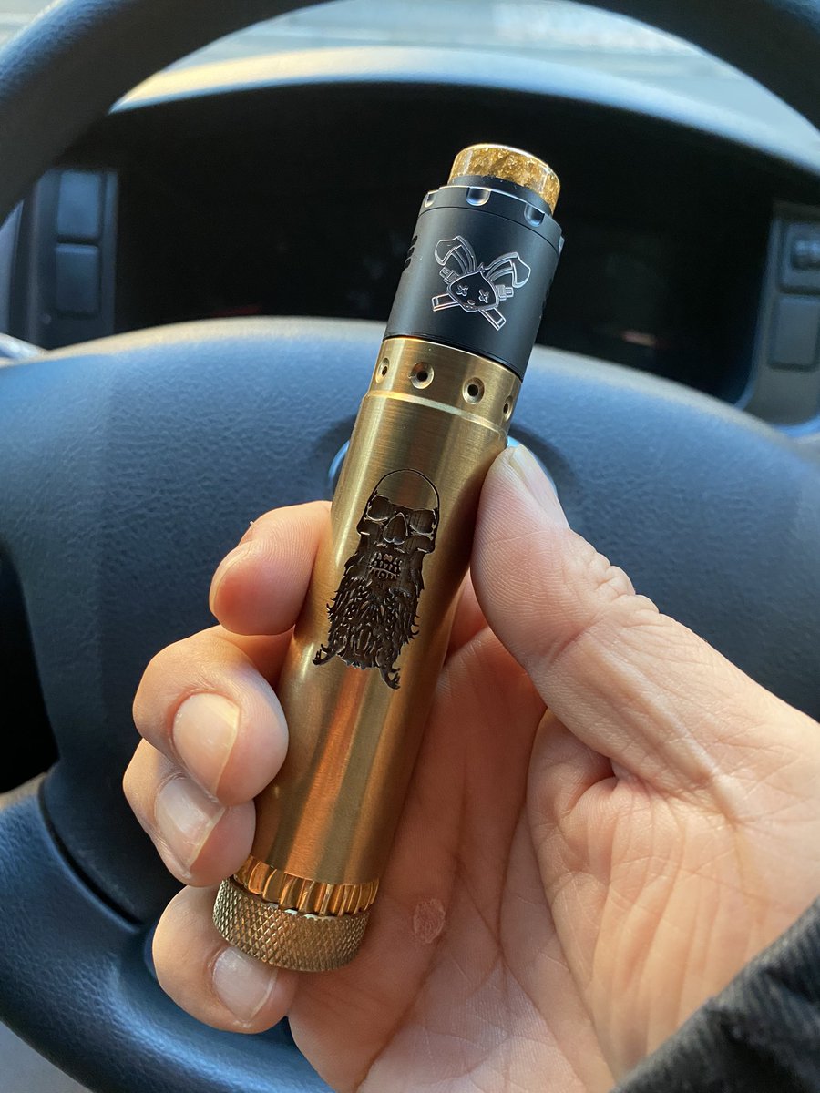 NDS74884138's tweet image. おはようございますー。

天気良いけど寒い朝です。

いよいよ冬ですねぇ。

今日はウサギをヒゲおじさんに乗せてきました。

#vape好きな人と繋がりたい
 #complyfe
 #deadrabbit3