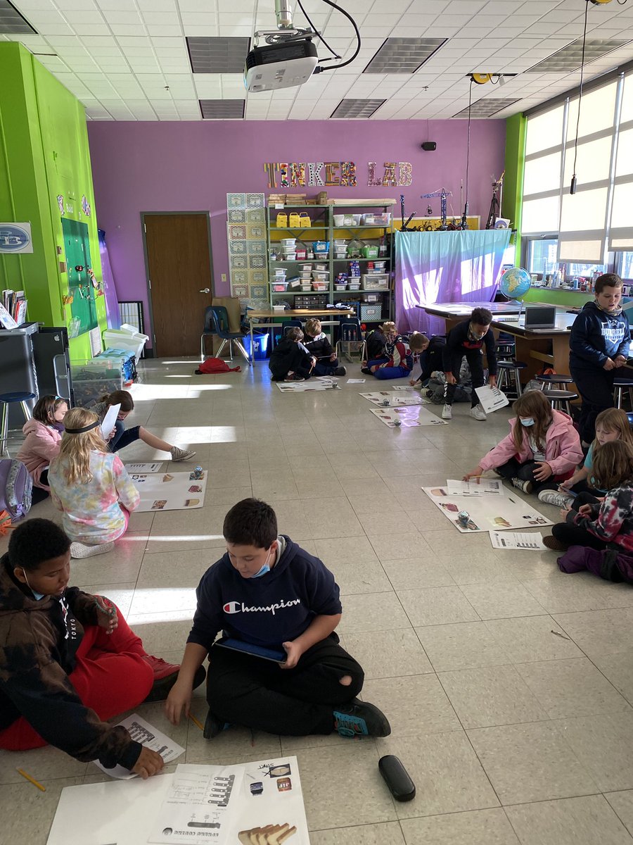 BurrellElemTech's tweet photo. @steam_stewart coming up with really clever 4th grade PB&amp;J sequencing activity using @SpheroEdu to prep for ELA story sequencing https://t.co/g2uk9cAi8l
