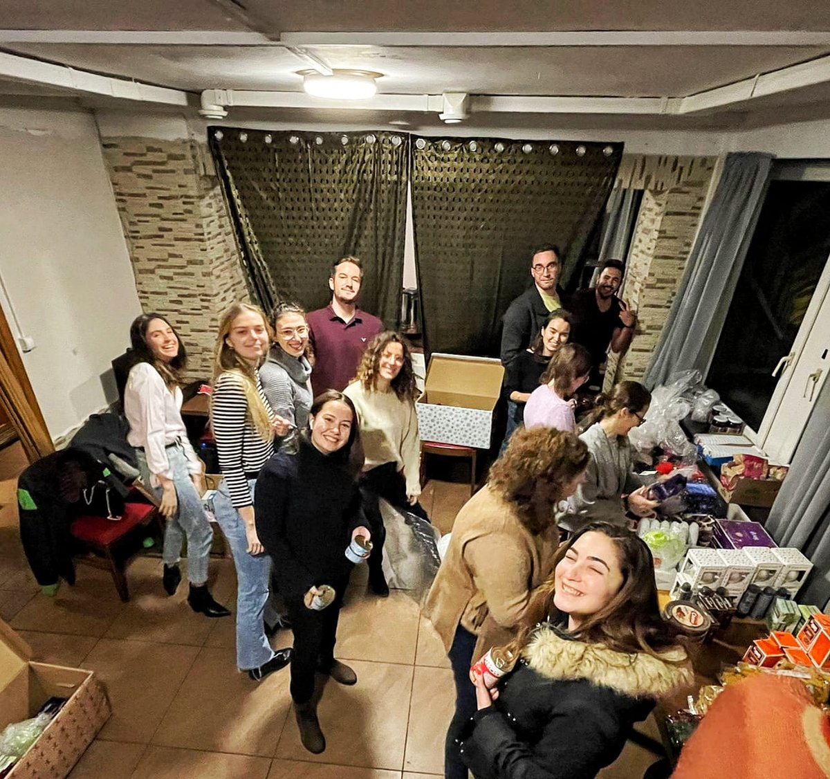 IritYakhnes's tweet photo. Had a great evening with an amazing group of 🇮🇱 students!
We all rolled up our sleeves and started preparing the care packages @FTDepths and @IsraelinPoland will help deliver to Righteous Among the Nations across 🇵🇱 for Hanukkah and the upcoming holiday season!
🕎☃️🌲 https://t.co/SzDxI8vzMx