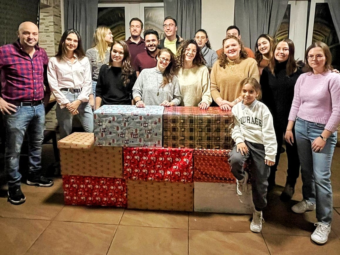 IritYakhnes's tweet photo. Had a great evening with an amazing group of 🇮🇱 students!
We all rolled up our sleeves and started preparing the care packages @FTDepths and @IsraelinPoland will help deliver to Righteous Among the Nations across 🇵🇱 for Hanukkah and the upcoming holiday season!
🕎☃️🌲 https://t.co/SzDxI8vzMx