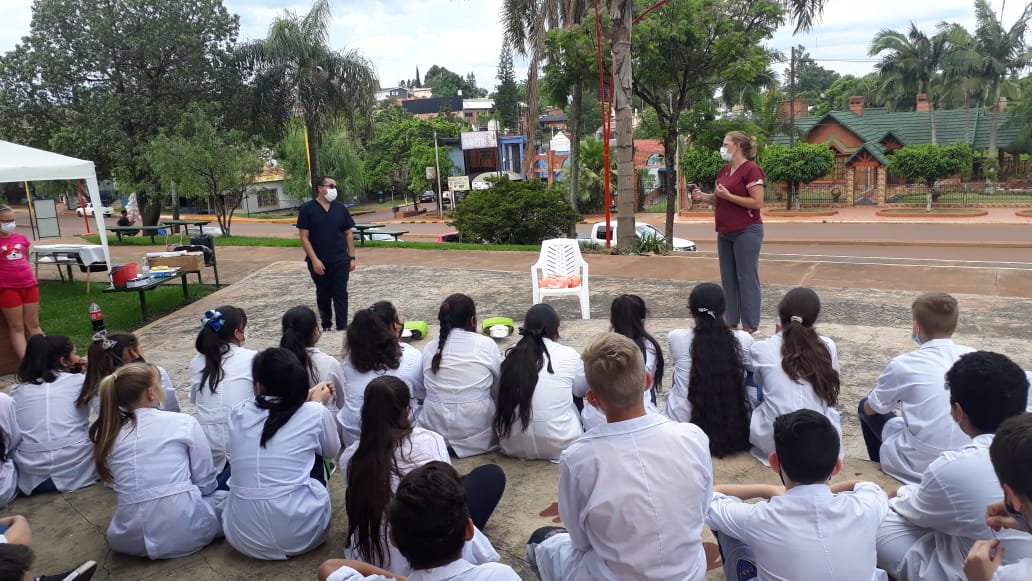 Escuela270's tweet photo. Hoy nuestros los alumnos de 7° grado participaron de un Taller de RCP a cargo del personal del Hospital de Dos de Mayo
Gracias por invitarnos!!!!
#AprenderAAyudarAlOtro 🤝
@CGEMisiones @misioneseduca @SaludMisiones https://t.co/EKEp4BHCMZ