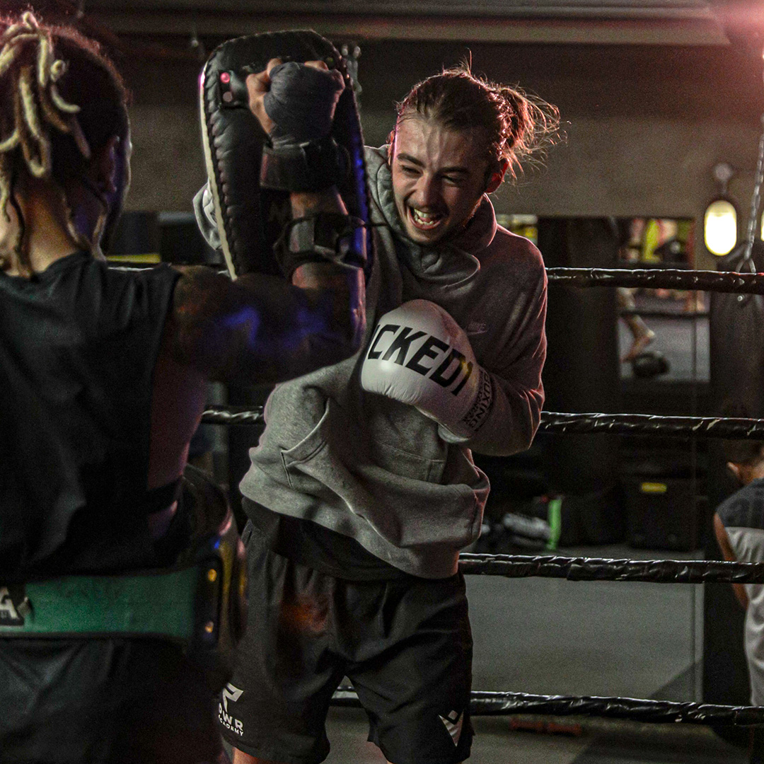 💣 BAM... BAM! 💣 Even our coaches work hard!! Coach <a href="/evster1/">Evan_Jays</a> looking sharp as ever, looking forward to see him fighting again soon 🥊 ❤️