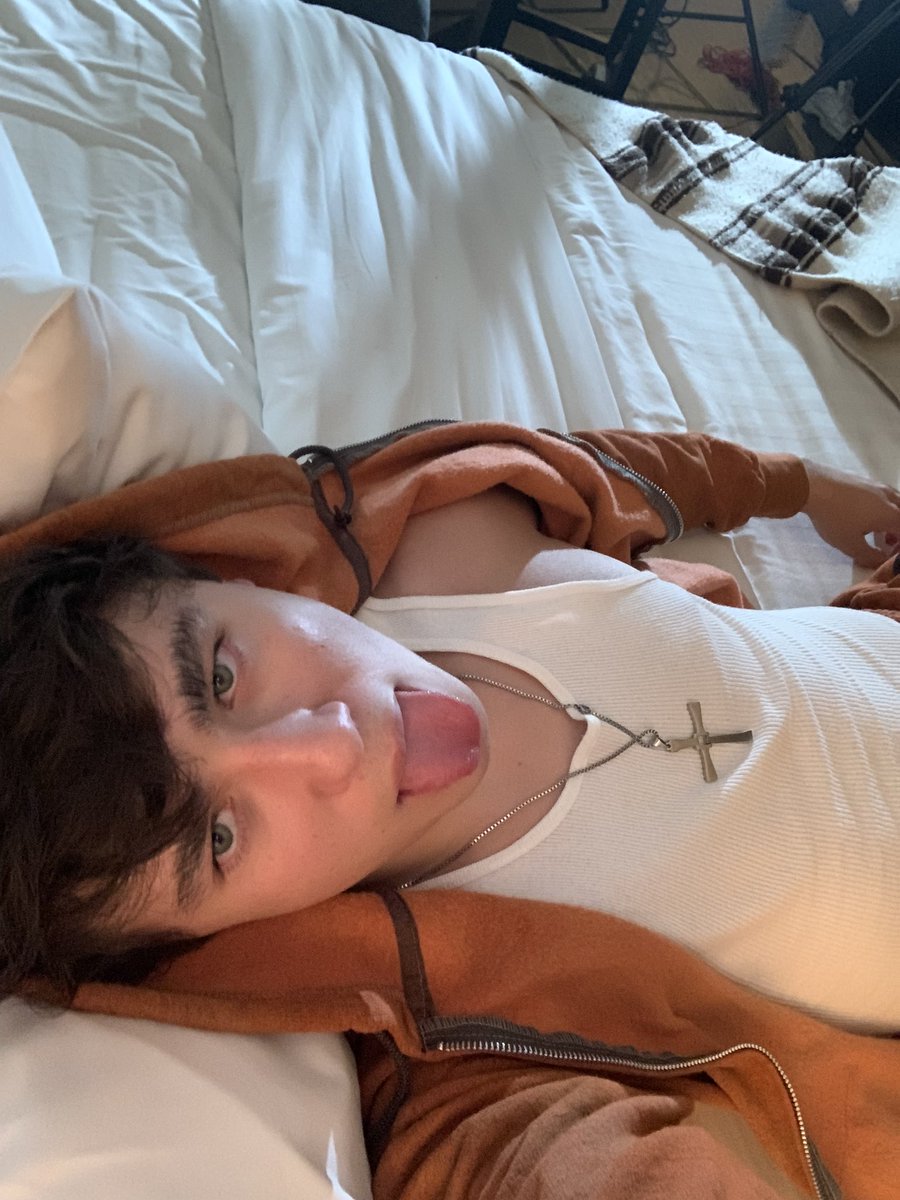 sebastianurd's tweet photo. mañana 6pm hr mexico les digo la fecha de #solofueunsueñomv 🧡:))))<3 https://t.co/EsCGrmbeTe