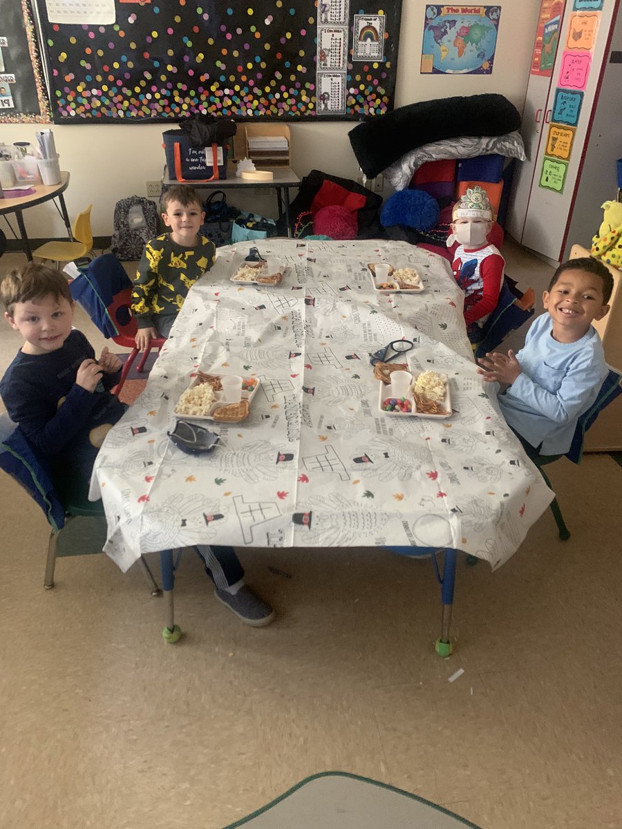 MrsSLawlor's tweet photo. Charlie Brown Thanksgiving Feast! #firstgrade https://t.co/smIB5L7IhN
