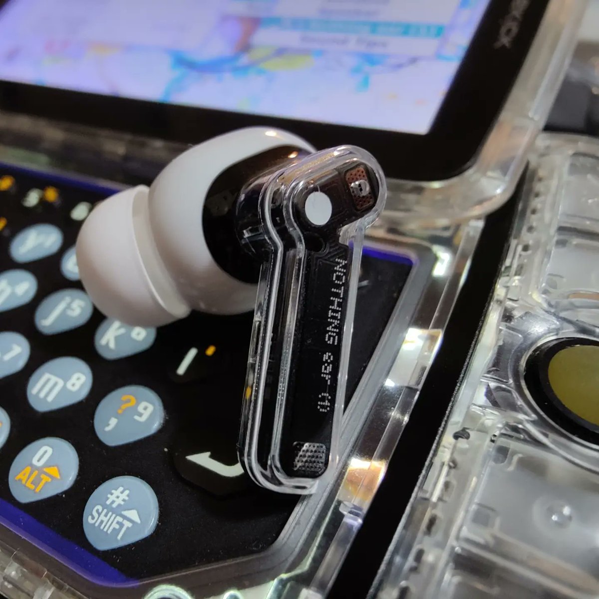 Antonio_Luis's tweet photo. I was messing with my Sidekicks today and decided to pair my @nothing ear (1) with my clear Sidekick 09. Man.... I can only dream of having a new device that looks this good. #dreams #nothing #transparent #tech #sidekick #hiptop #clear @getpeid @AkisEvangelidis @jugendingenieur https://t.co/jnC9cWBwhS
