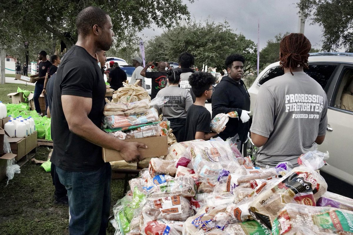 Local1403's tweet image. #Local1403 is proud to be a co-sponsor of the Annual Progressive Firefighters Association (PFA) of Miami-Dade County Turkey Giveaway in the City of Miami Gardens to distribute hundreds of turkeys, milk, bread &amp;amp; all the trimmings for a family holiday dinner, and it was all free!