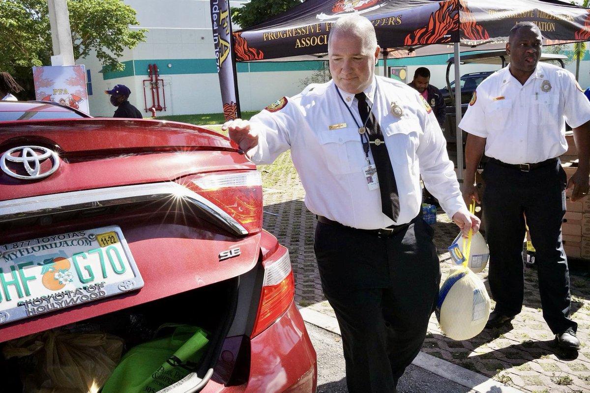 Local1403's tweet image. #Local1403 is proud to be a co-sponsor of the Annual Progressive Firefighters Association (PFA) of Miami-Dade County Turkey Giveaway in the City of Miami Gardens to distribute hundreds of turkeys, milk, bread &amp;amp; all the trimmings for a family holiday dinner, and it was all free!