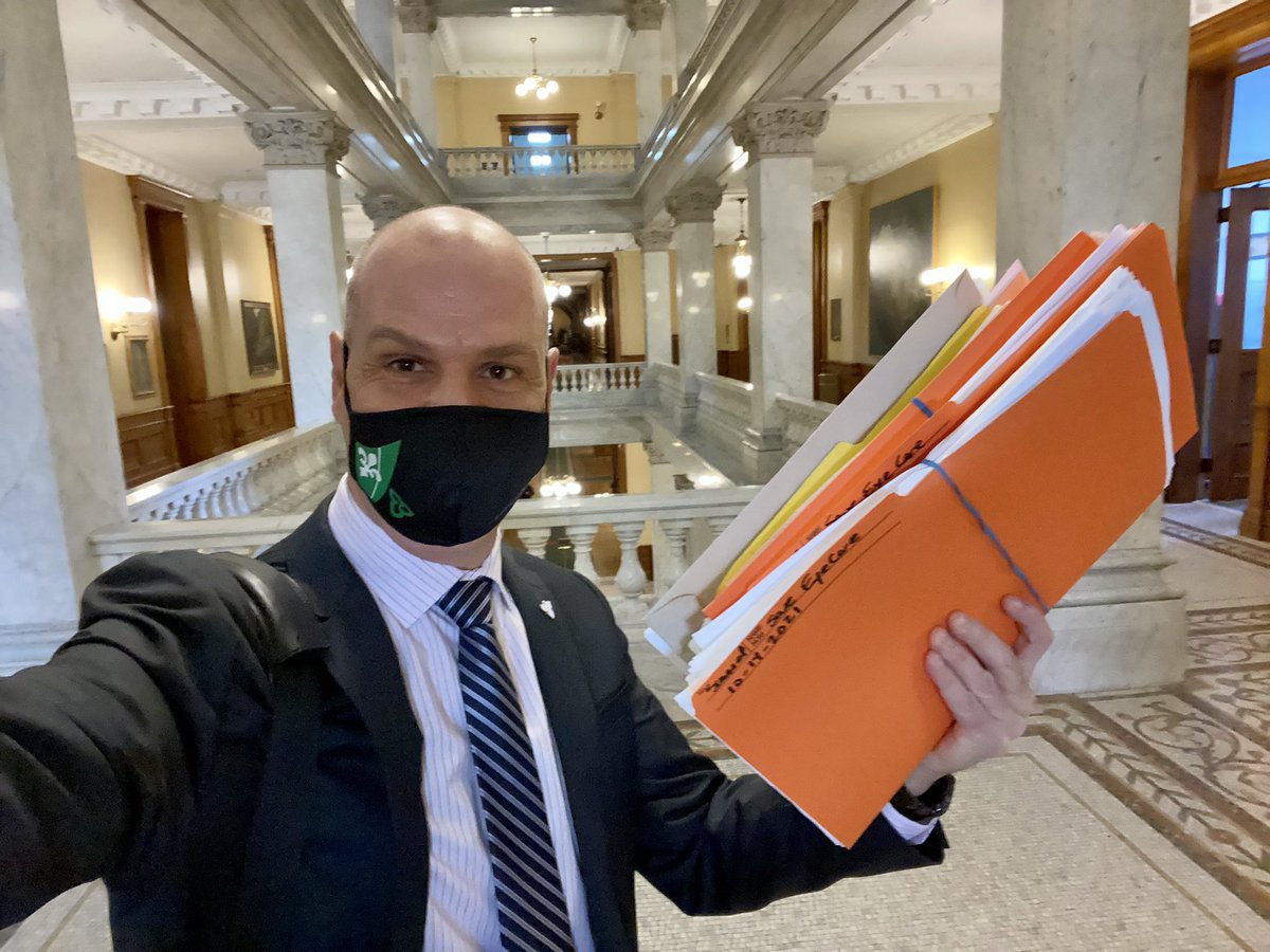 Today, I tabled a very-heavy stack of #SaveEyeCare petitions and wished the best of luck to <a href="/ONOptometrists/">Ontario Association Of Optometrists</a> as they resume negotiations with the Conservative Government!