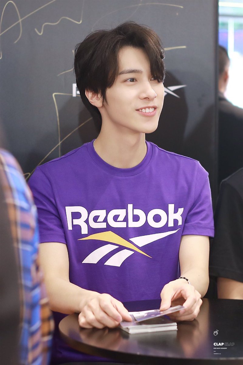 vicious_core's tweet photo. Nathan nos lloró para que lo dejaramos ir al #𝐅𝐌EETING𝐑𝐒, aunque Kiyumi lo jalaba de la patita finalmente nos manda fotos en exclusiva del mejor evento del día. Le emociona ver a todas pero #𝐌EET𝕏IEH se lleva toda su atención. (*˘︶˘*).｡*♡ https://t.co/AVGV9jVUW1